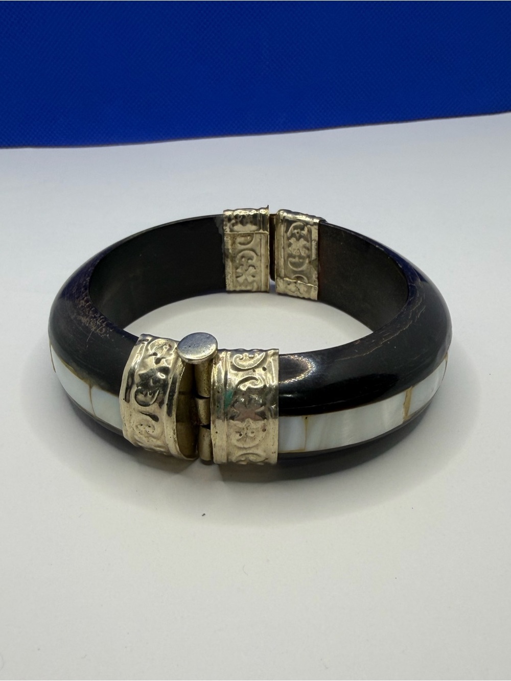 Vintage Black & Mother of Pearl Inlay Hinged Bangle Bracelet Silver Tone Clasp